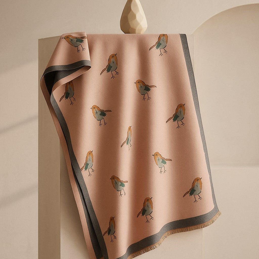 Ingrid™ – Vendbart uldsjal med fuglemotiv